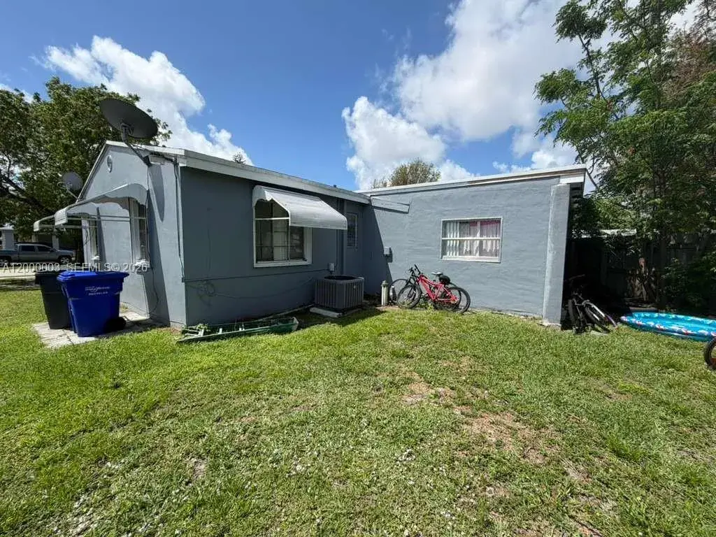 2431 Plunkett St, Hollywood FL 33020