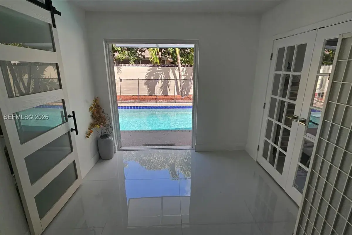 8421 NW 8th St, Pembroke Pines FL 33024