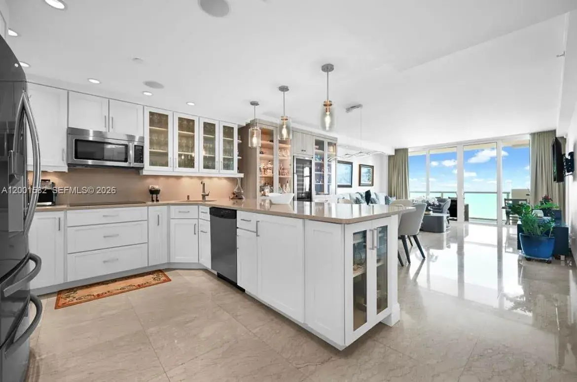 1 bedroom 2 bath for sale at 5601 Collins Ave # 903, Miami Beach FL 33140