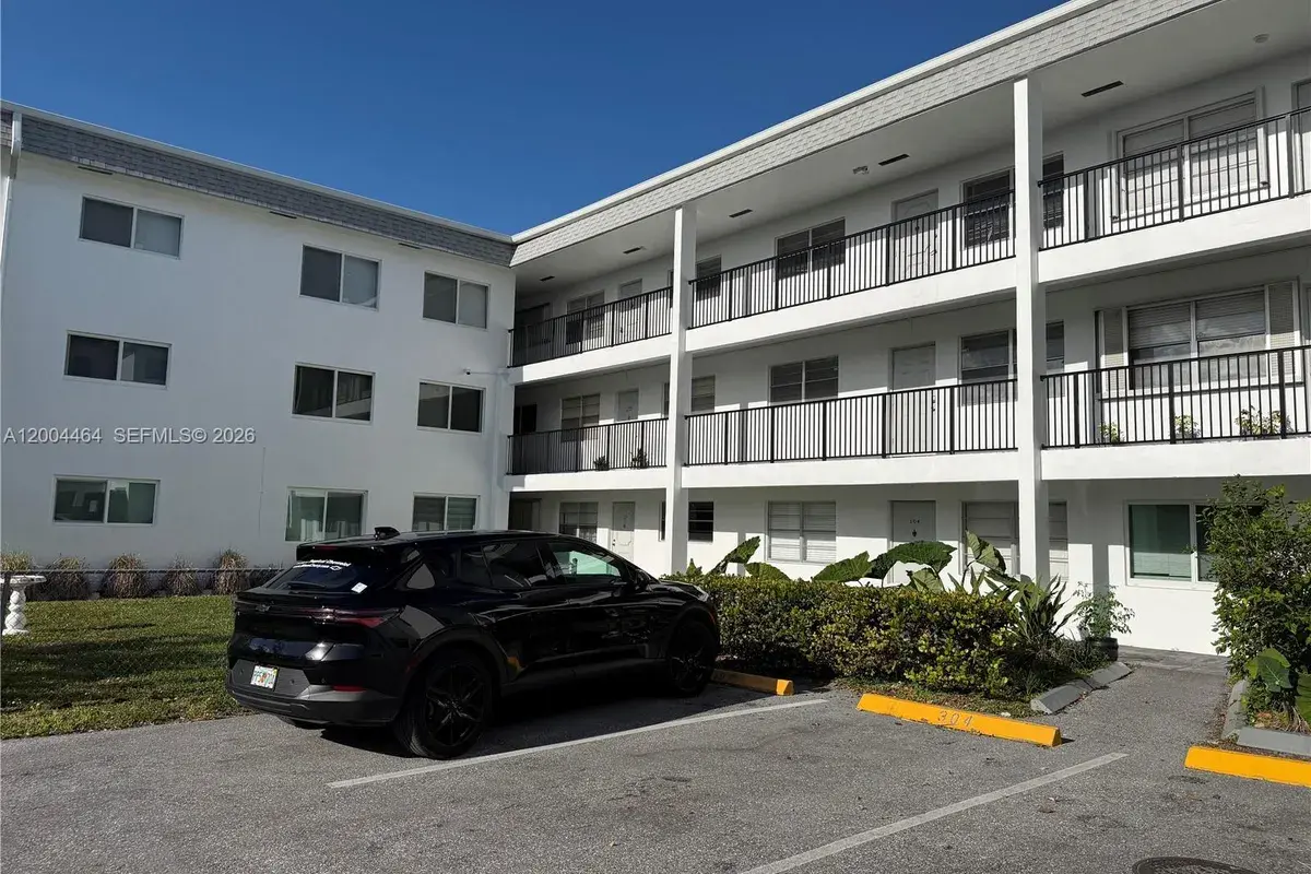 2415 Lincoln St # 305, Hollywood FL 33020