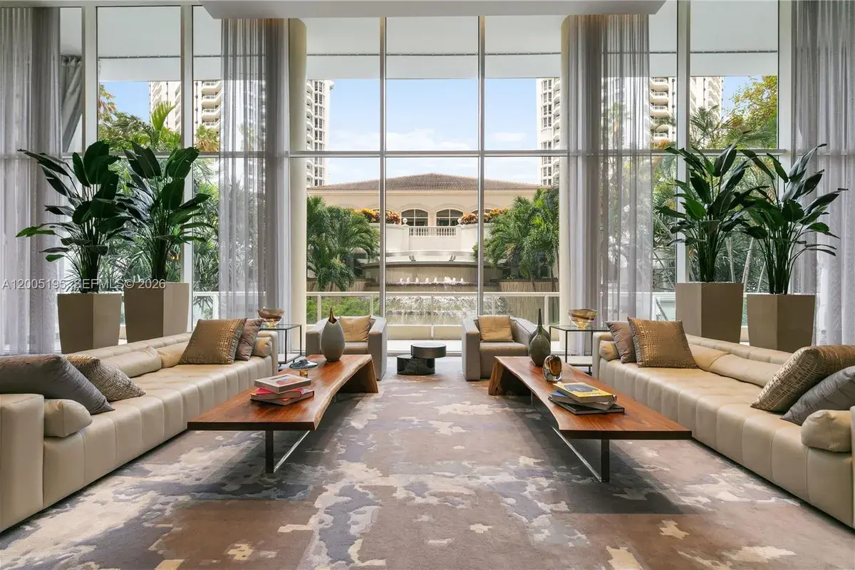 21150 Point PL # 2902, Aventura FL 33180