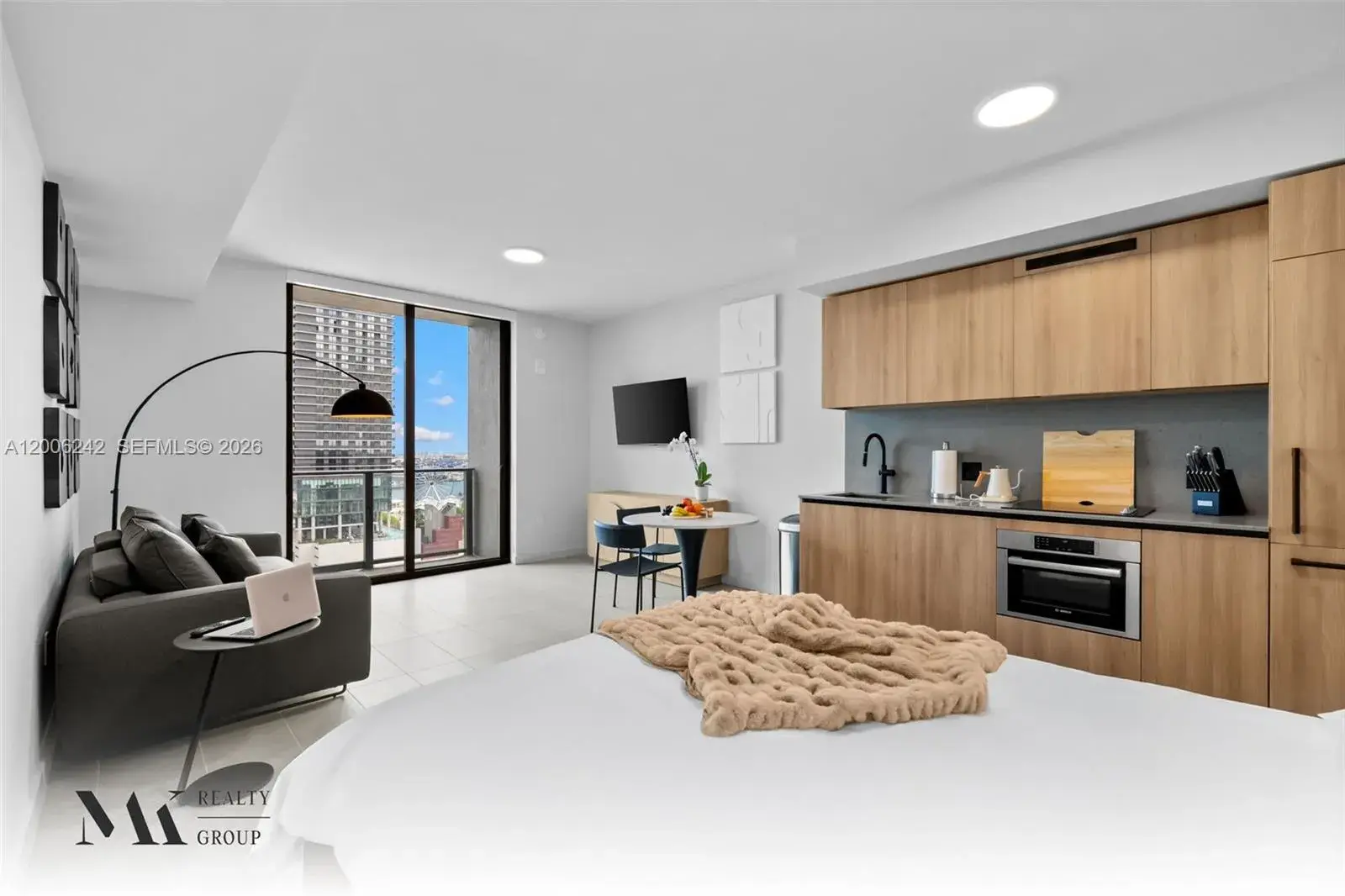 121 NE 5 # 2700, Miami FL 33132