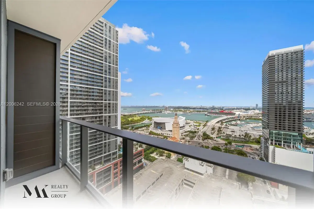 121 NE 5 # 2700, Miami FL 33132