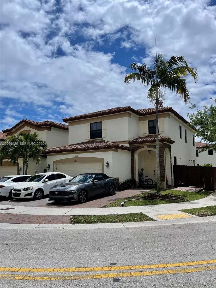 3 bedroom 2 bath Residential for sale at 10086 NW 89th Ter, Doral FL 33178