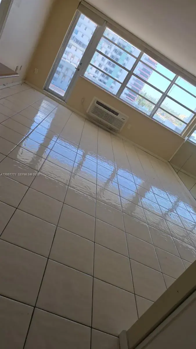 1 bedroom 1 bath Residential Lease for rent at 5313 Collins Ave # 906, Miami Beach FL 33140