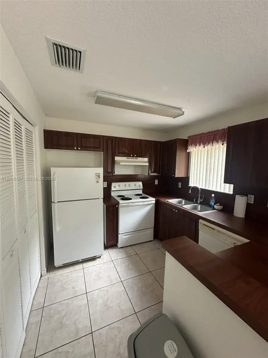 4 bedroom 3 bath Residential for sale at 7125 NW 173rd Dr # 2401, Hialeah FL 33015