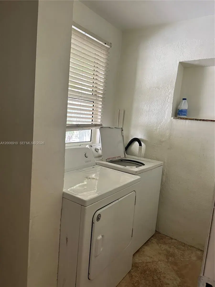1422 Wiley St, Hollywood FL 33020