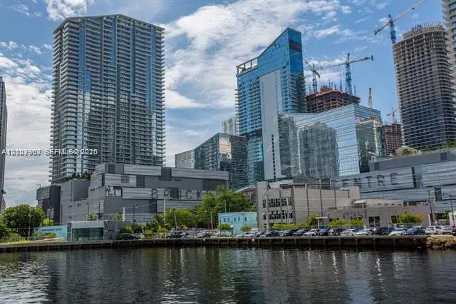 2 bedroom 2 bath Residential Lease for rent at 68 SE 6th St # 3210, Miami FL 33131