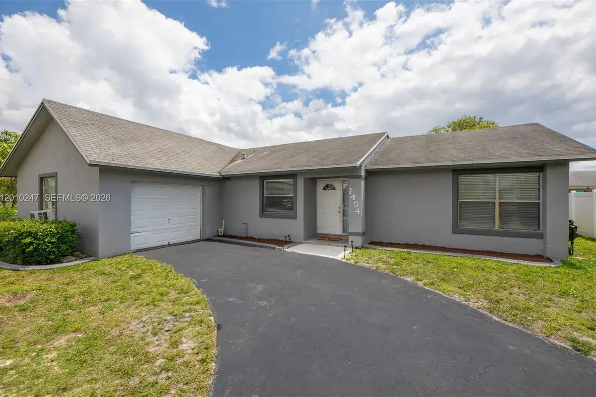 7454 NW 48th Pl, Lauderhill FL 33319