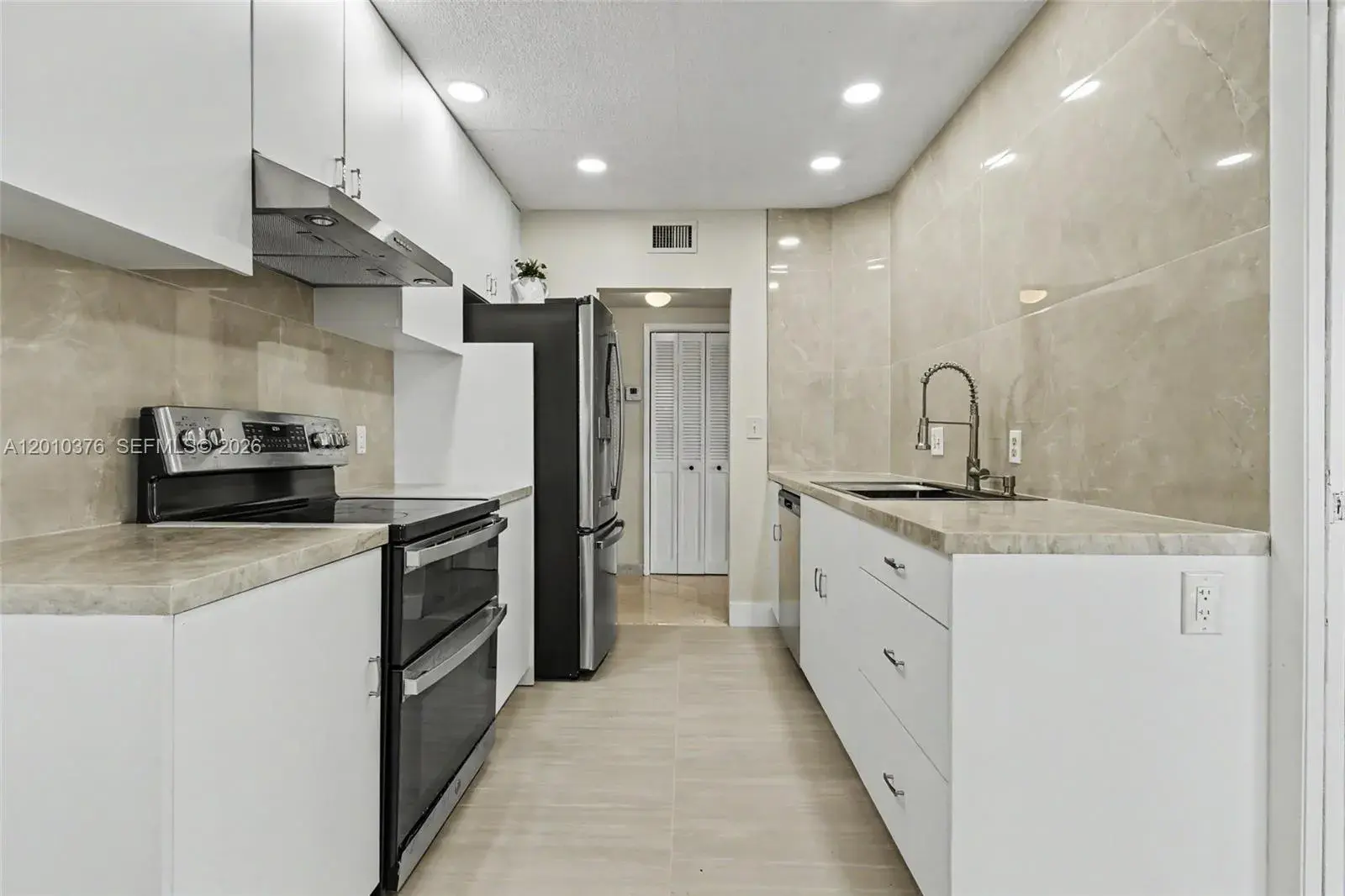 2 bedroom 2 bath Residential for sale at 3800 Hillcrest Dr # 1211, Hollywood FL 33021