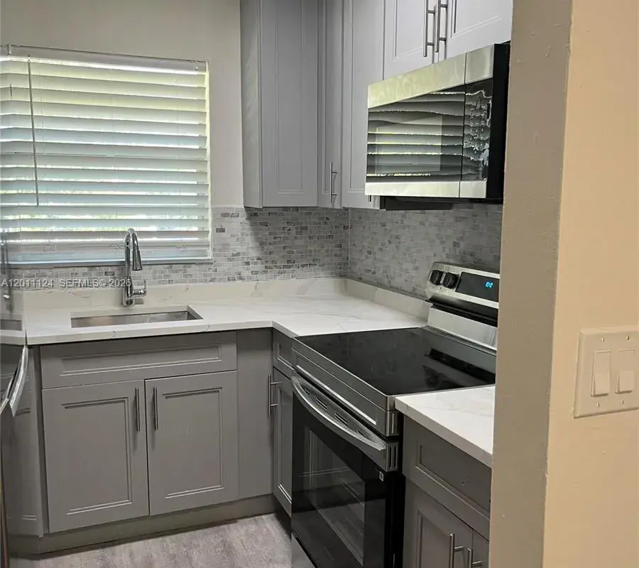2134 Lincoln St # 18, Hollywood FL 33020
