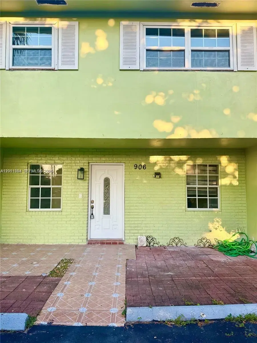 3 bedroom 3 bath Residential for sale at 906 SW 74th Ave, North Lauderdale FL 33068