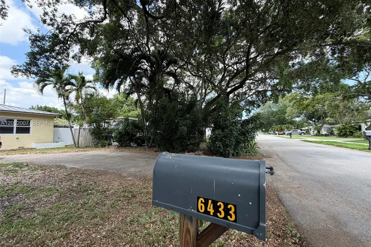 6433 Wiley St, Hollywood FL 33023
