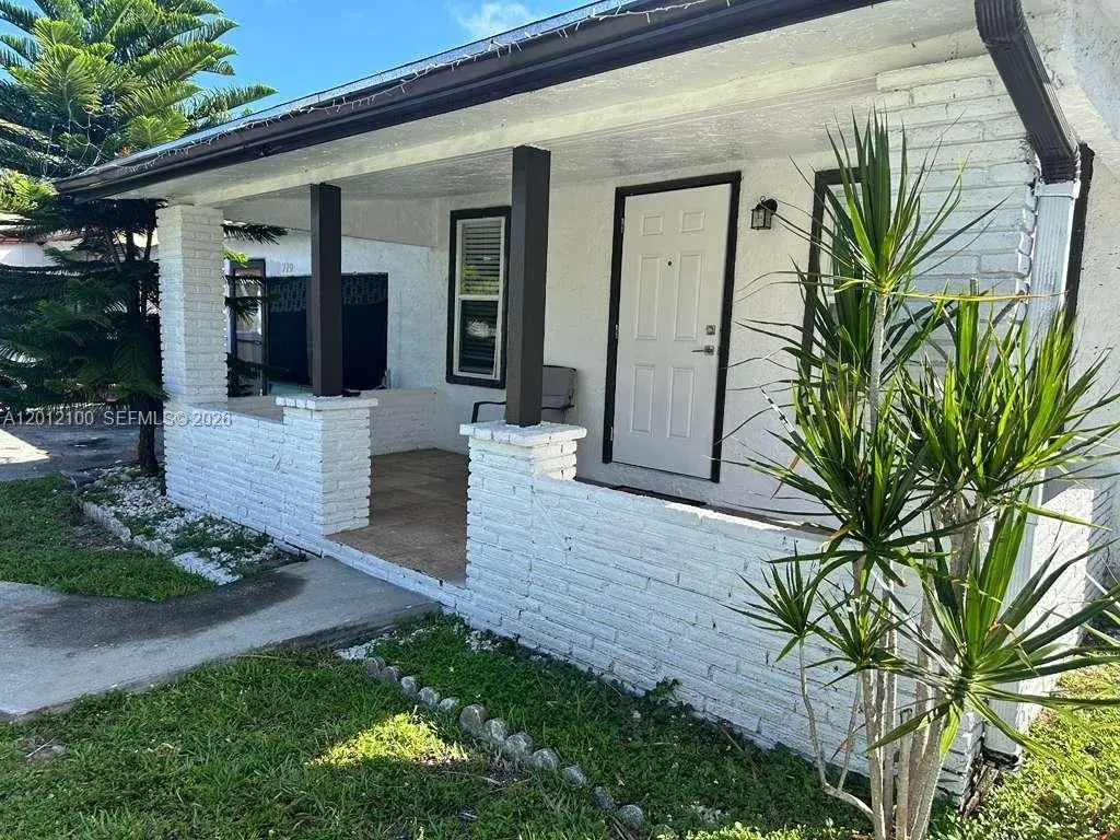 3 bedroom 2 bath Residential Lease for rent at 719 Glenn Pkwy, Hollywood FL 33021