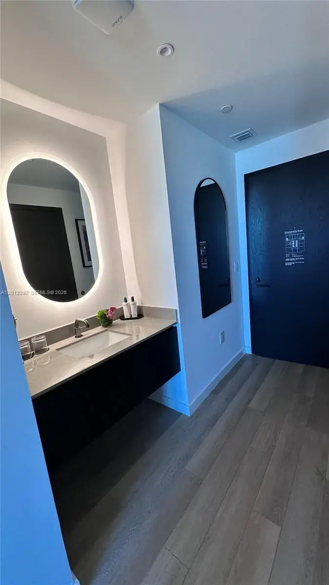 20 NE 11 # 2212A, Miami FL 33132