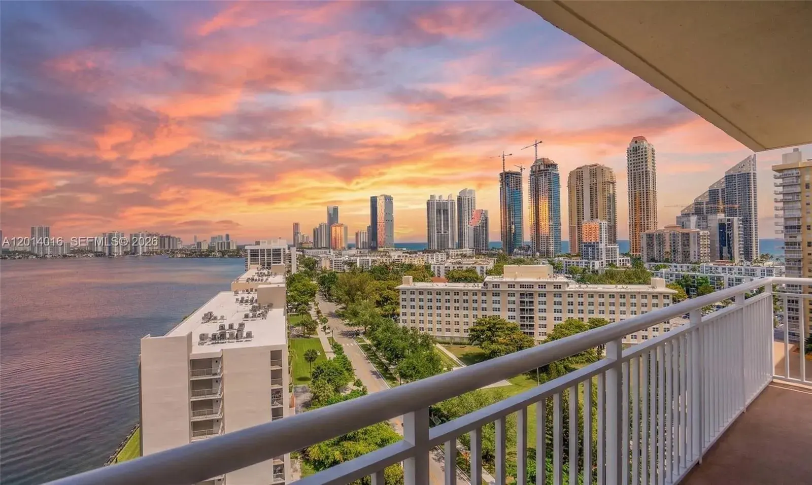 2 bedroom 2 bath for sale at 251 174th St # 1517, Sunny Isles Beach FL 33160