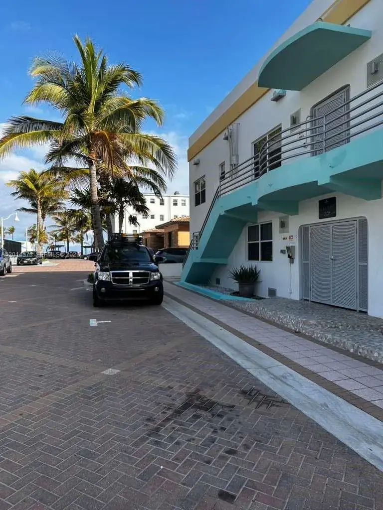 1 bedroom 1 bath Residential for sale at 326 Wilson St # 106, Hollywood FL 33019