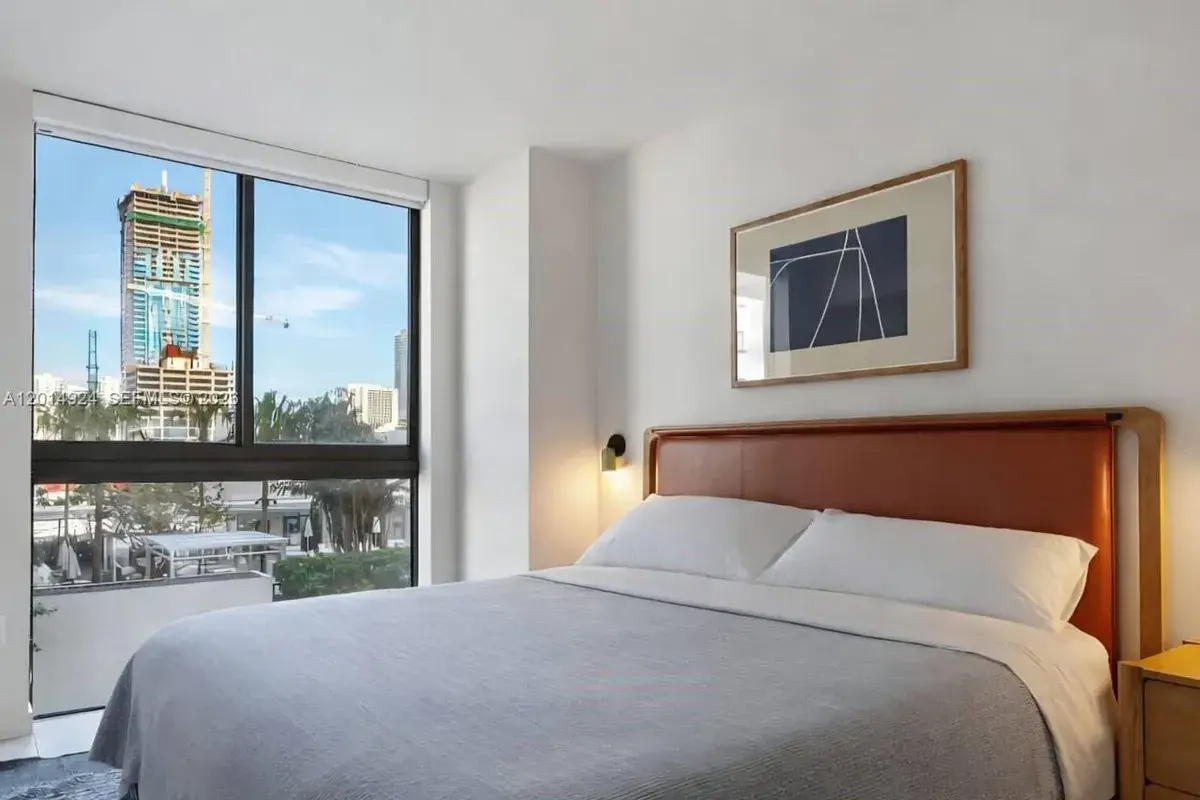 11 NE 6th # 1210, Miami FL 33132