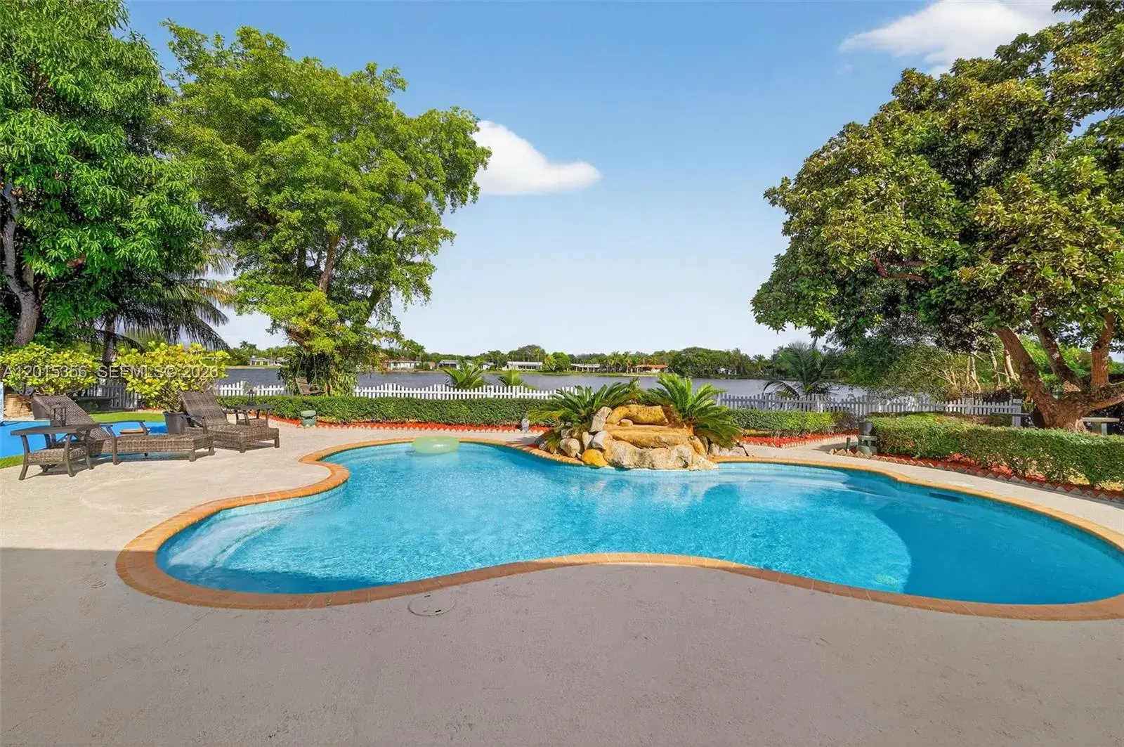 3 bedroom 3 bath Residential for sale at 9261 SW 88 st, Miami FL 33176