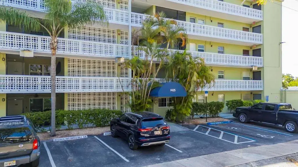 1 bedroom 1 bath Residential for sale at 1425 Arthur St # 103A, Hollywood FL 33020