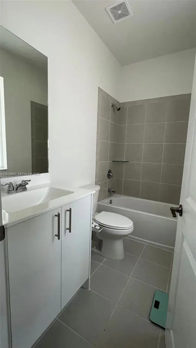 3 bedroom 3 bath Residential for sale at 686 SE 13th Ct, Homestead FL 33034