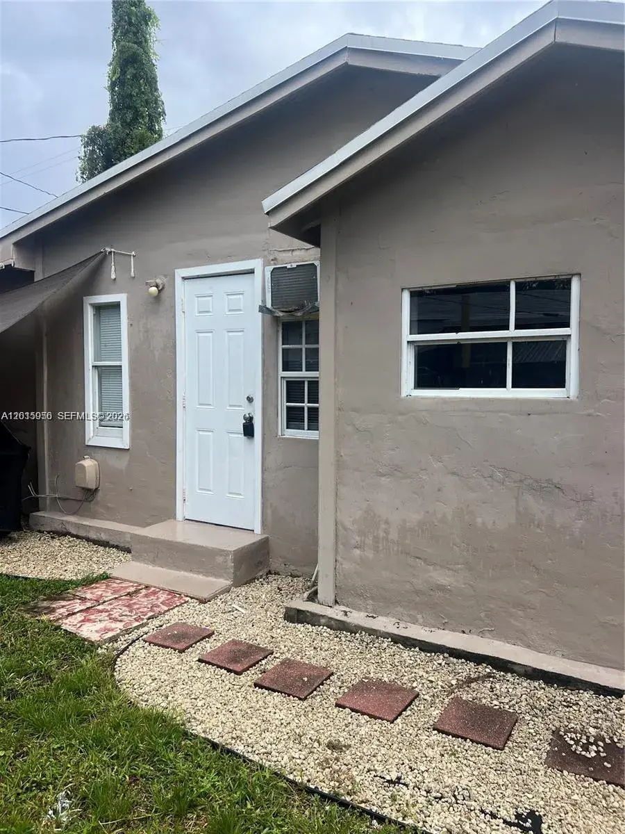 1 bedroom 1 bath Residential Lease for rent at 1937 Taylor St # 2, Hollywood FL 33020