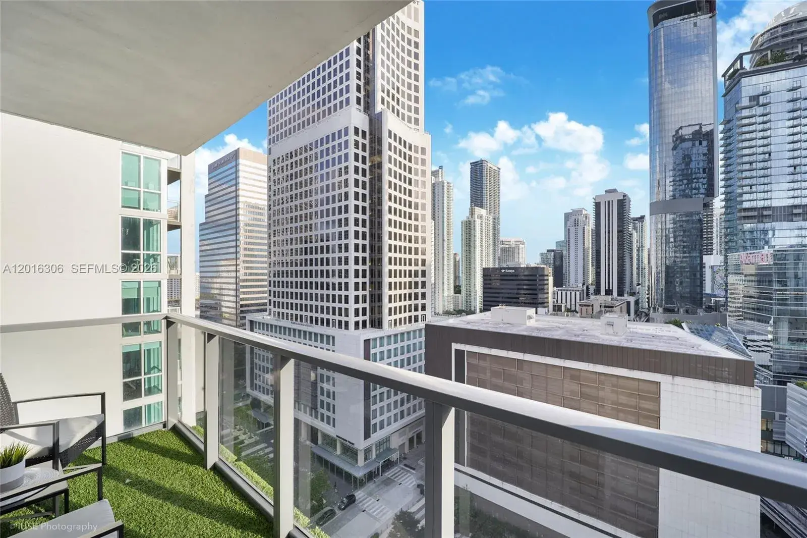 2 bedroom 2 bath Residential Lease for rent at 31 SE 6th St # 2207, Miami FL 33131