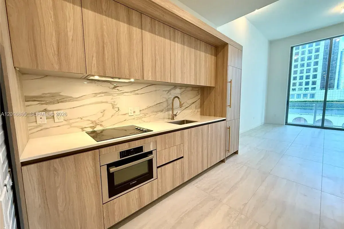 77 SE 5 st # 1213, Miami FL 33131
