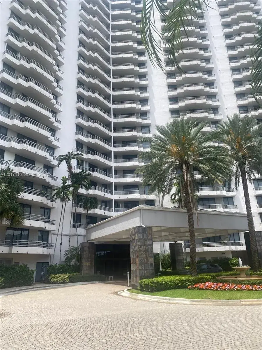 2 bedroom 2 bath Residential Lease for rent at 3300 NE 191st St # 1906, Aventura FL 33180