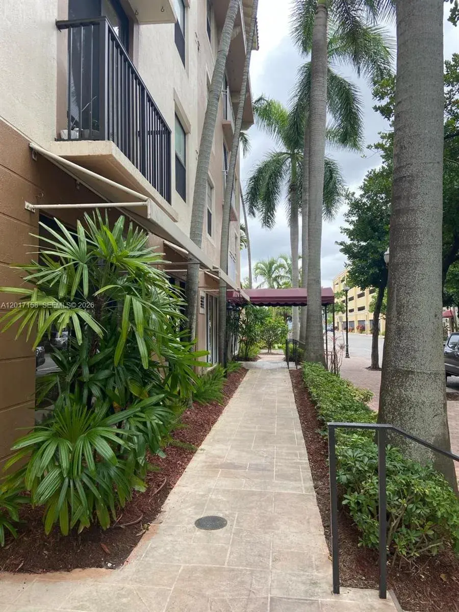 1900 Van Buren St # 111B, Hollywood FL 33020