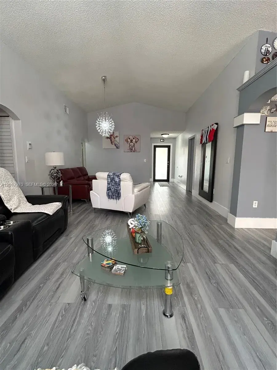15823 SW 82nd St, Miami FL 33193