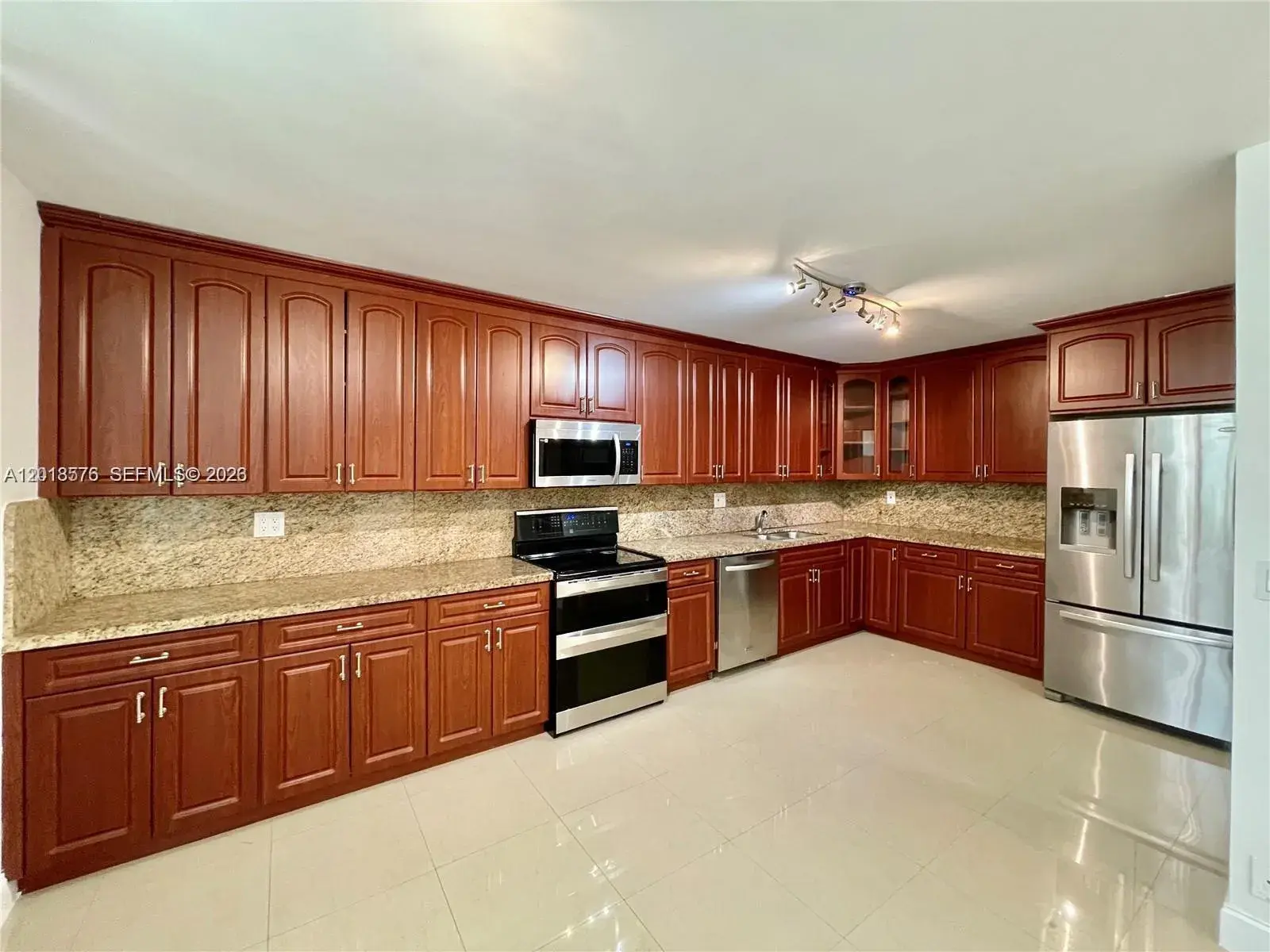 3 bedroom 2 bath Residential Lease for rent at 20441 NE 30th Ave # 9, Aventura FL 33180