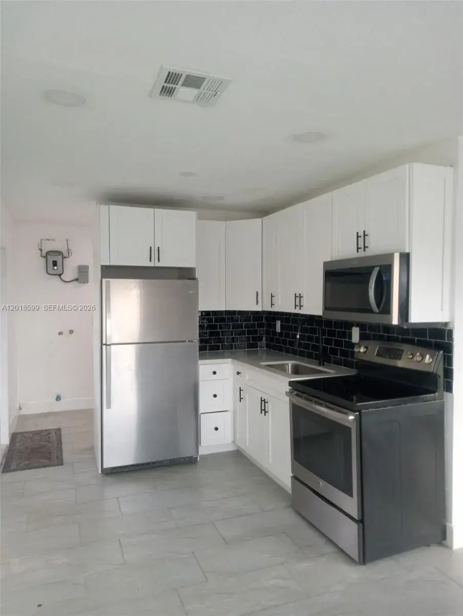 3 bedroom 1 bath Residential Lease for rent at 1070 NW 23rd Rd, Fort Lauderdale FL 33311