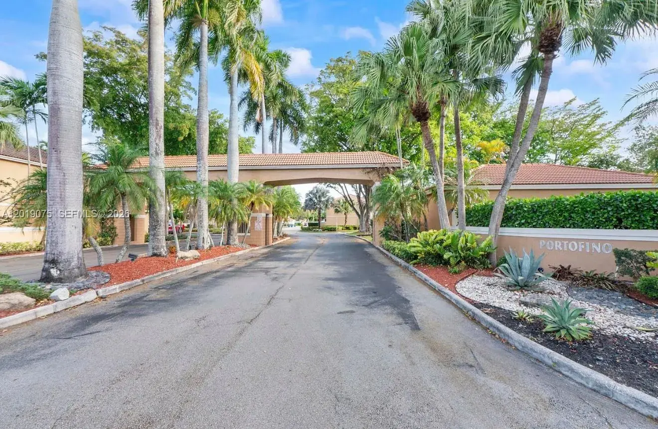 3 bedroom 2 bath Residential for sale at 11461 Lakeview Dr # 8A, Coral Springs FL 33071