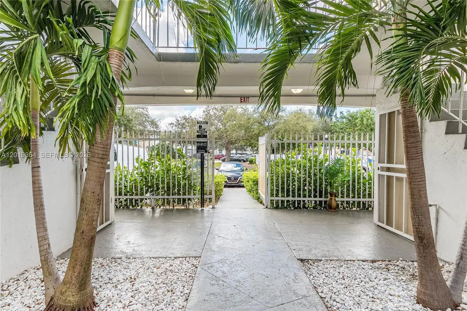 1 bedroom 1 bath Residential Lease for rent at 6905 Rue Vendome # 8, Miami Beach FL 33141