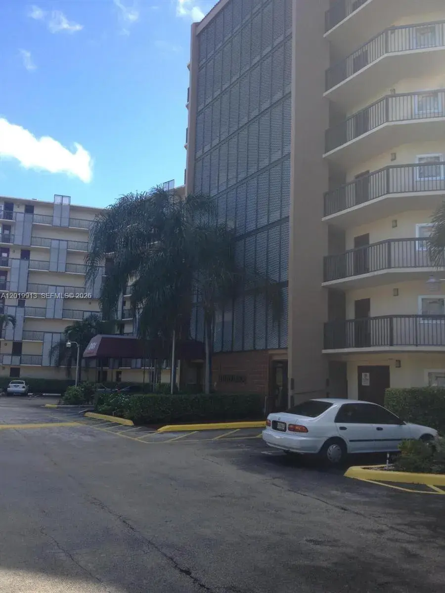 1 bedroom 1 bath Residential Lease for rent at 3101 N Country Club Dr # 510, Aventura FL 33180