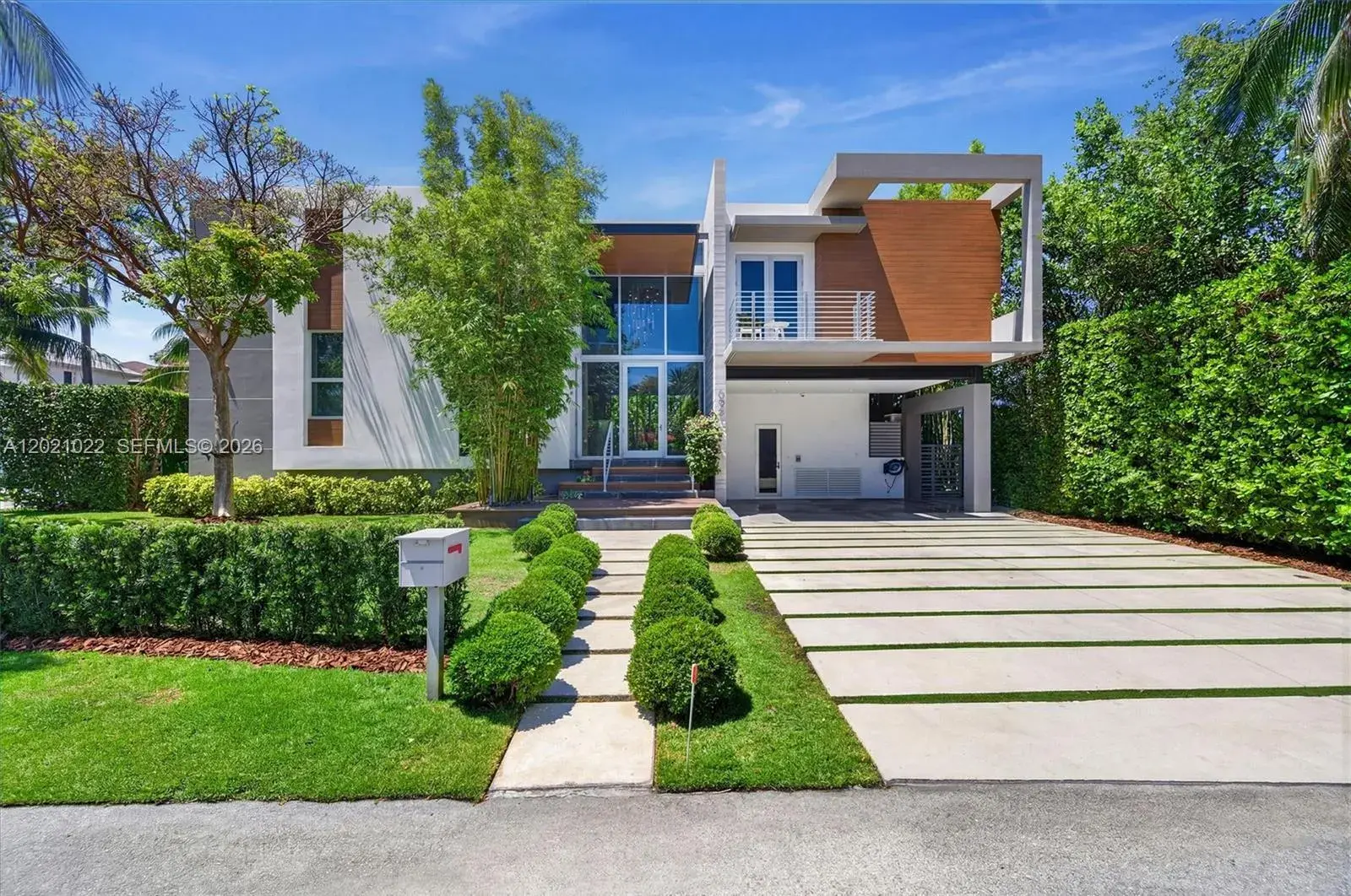 5 bedroom 5 bath for sale at 625 Curtiswood Dr, Key Biscayne FL 33149
