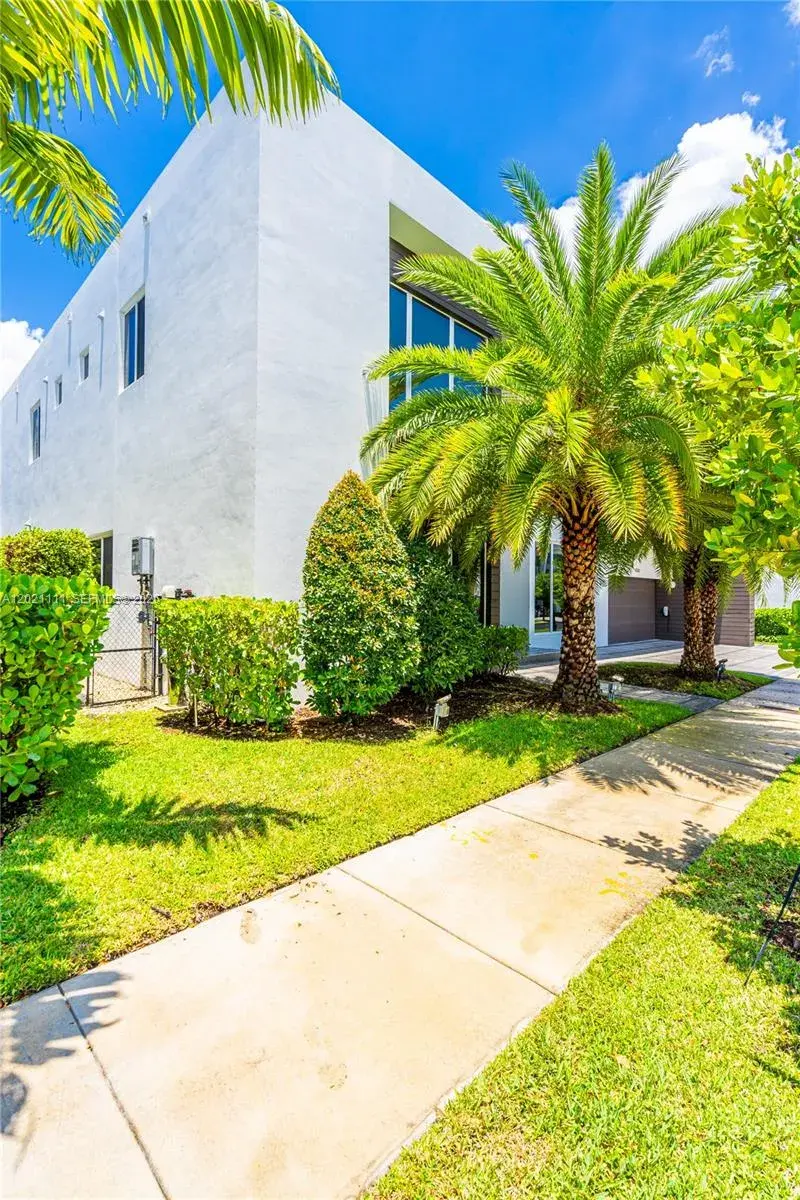 10267 NW 75th Ter, Doral FL 33178
