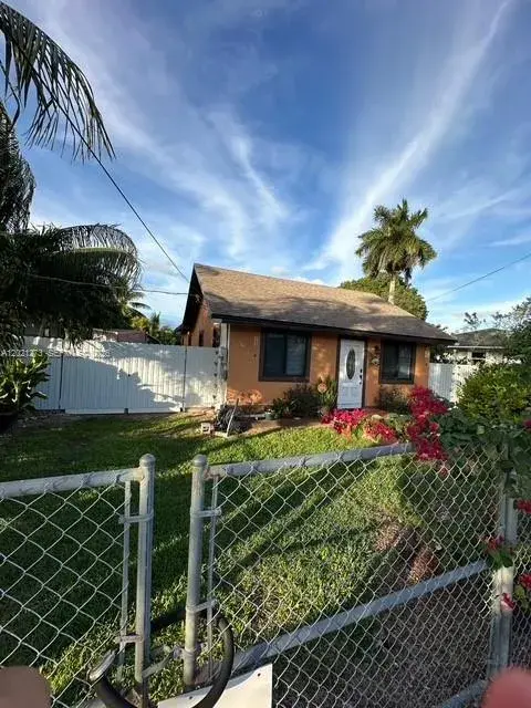 3 bedroom 2 bath Residential for sale at 320 NW 2nd St, Florida City FL 33034