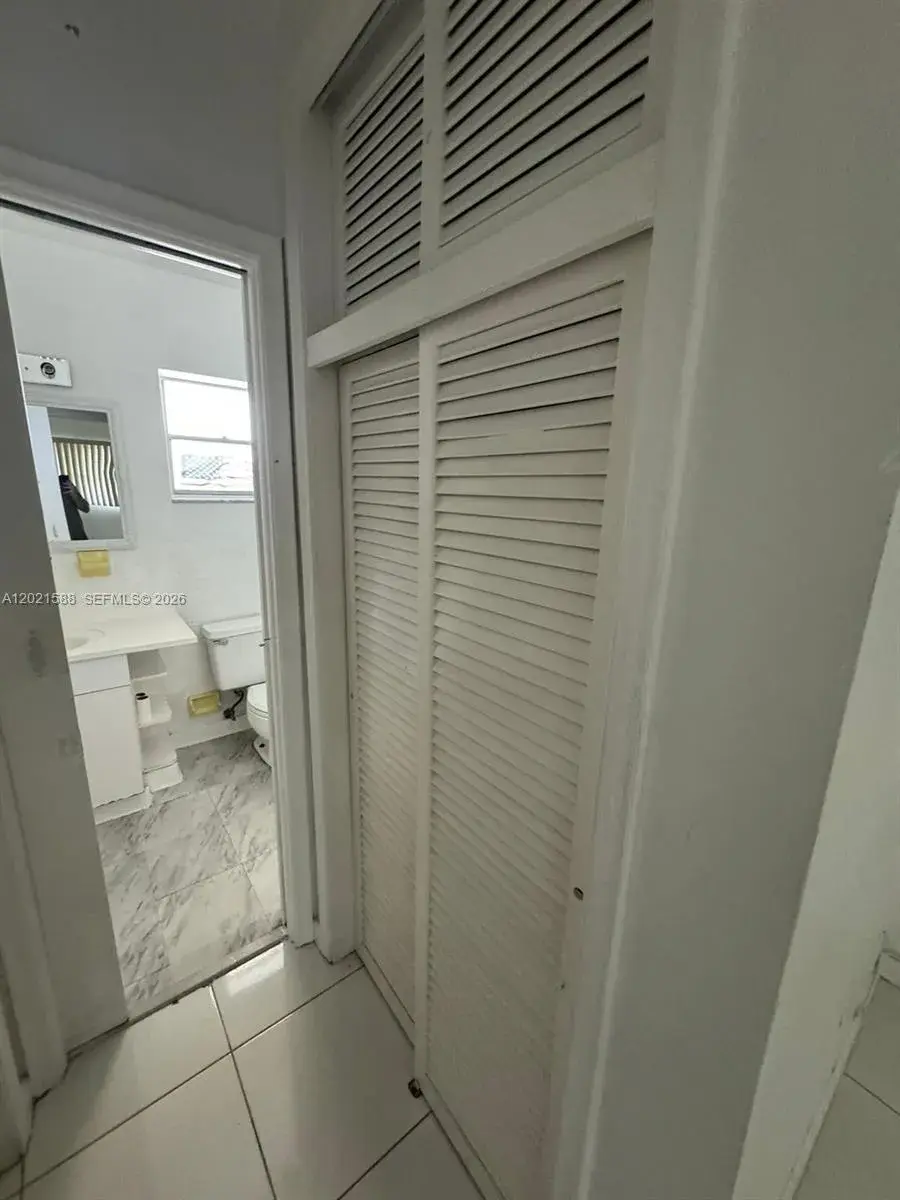 1 bedroom 1 bath Residential for sale at 20201 NE 29th Ct # D329, Aventura FL 33180