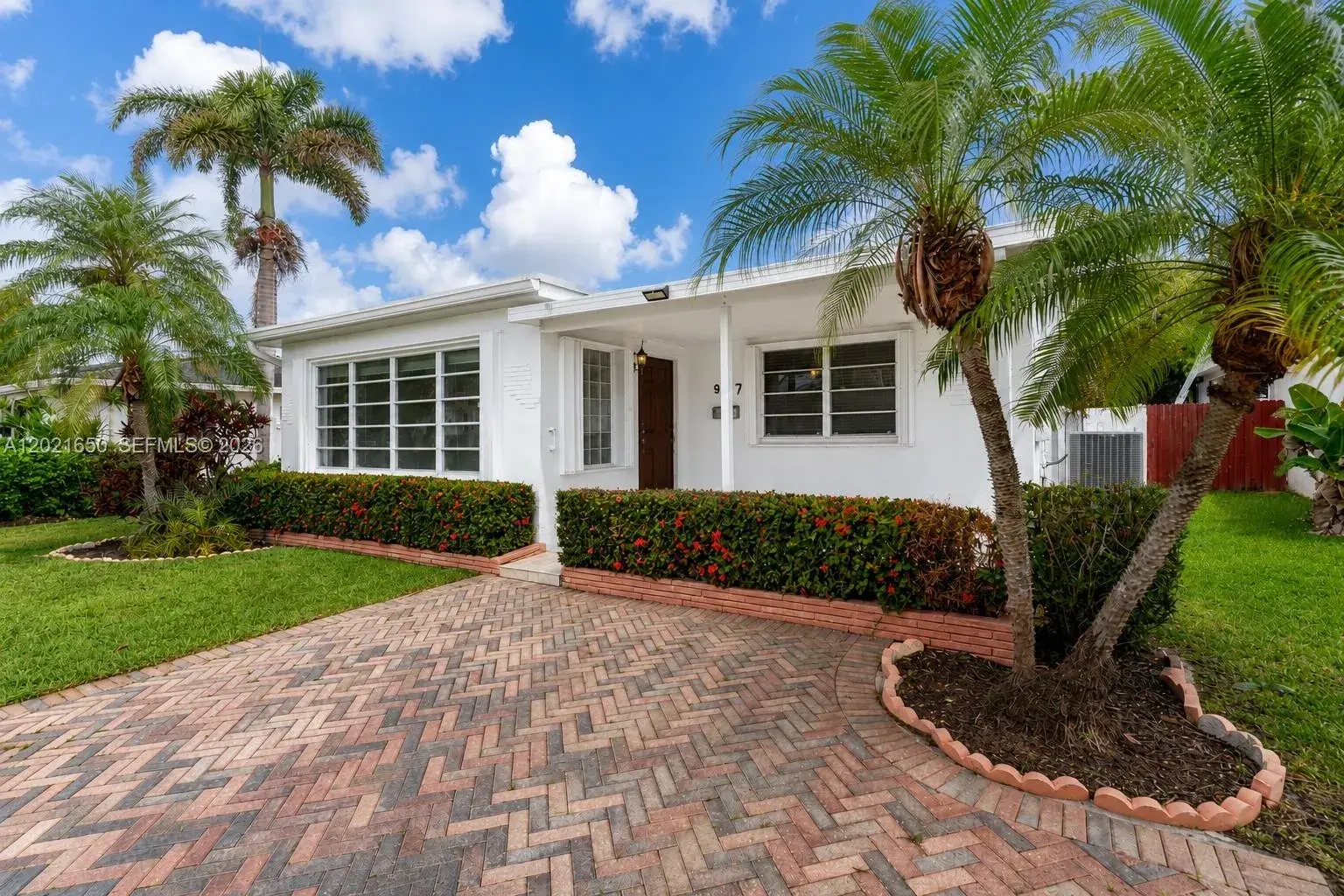 947 Lincoln St, Hollywood FL 33019