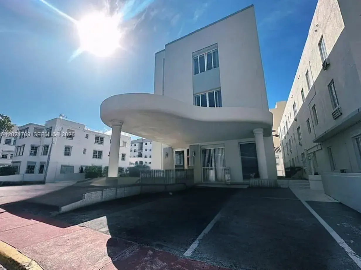 1 bath Residential Lease for rent at 3700 Collins Ave # 306, Miami Beach FL 33140