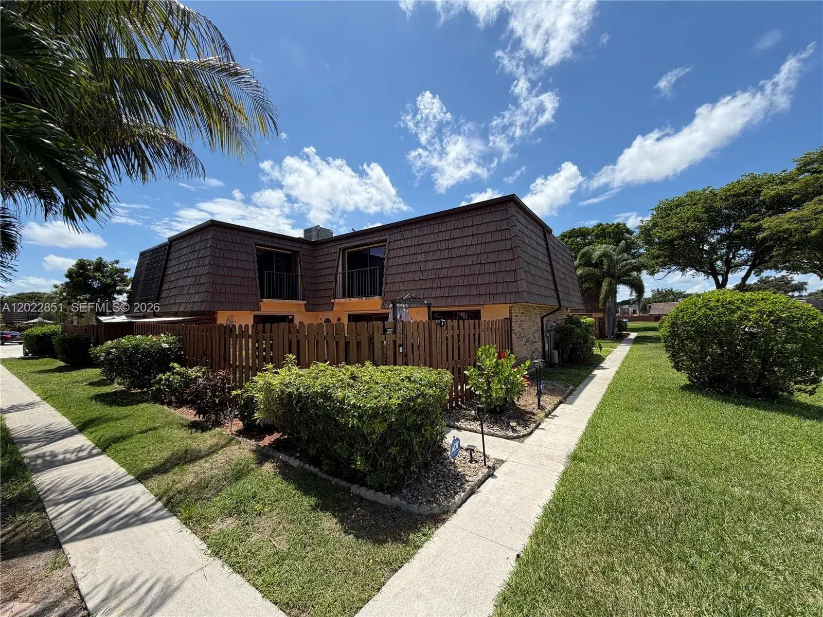 3 bedroom 2 bath Residential for sale at 964 Springdale Cir, Palm Springs FL 33461