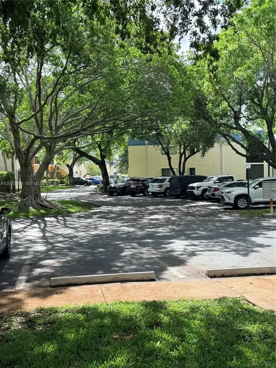 191 Lakeview Dr # 103, Weston FL 33326