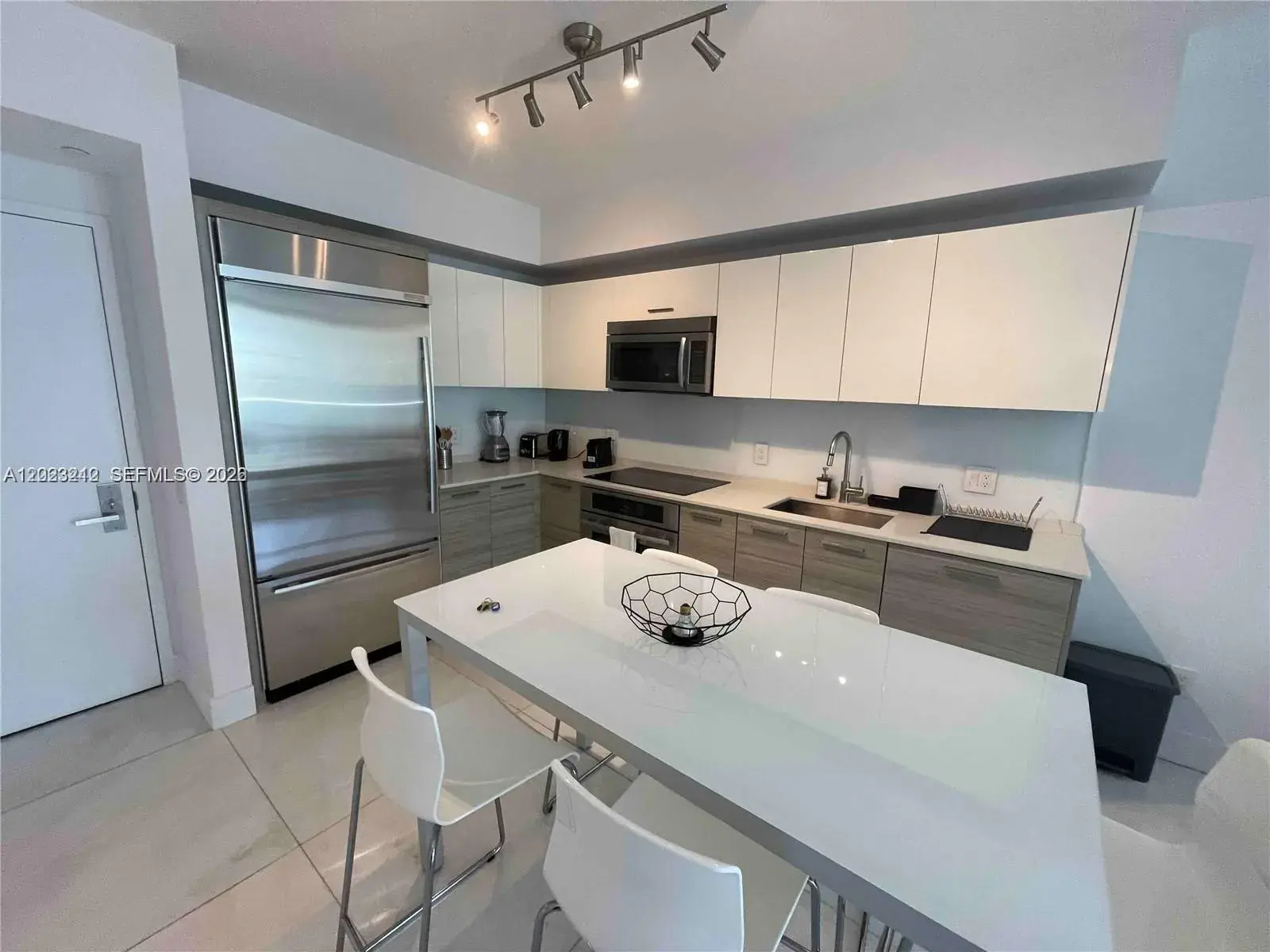 1 bedroom 1 bath Residential for sale at 1300 Brickell Bay Dr # 2304, Miami FL 33131