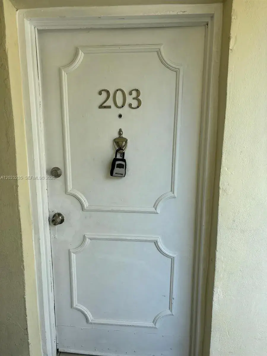 1 bedroom 1 bath Residential Lease for rent at 3050 S Dixie Hwy # 203, Miami FL 33133