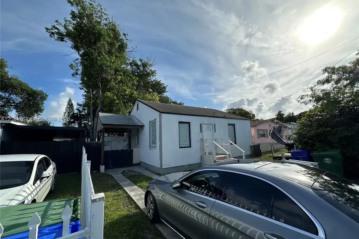 1773 NW 45th St, Miami FL 33142