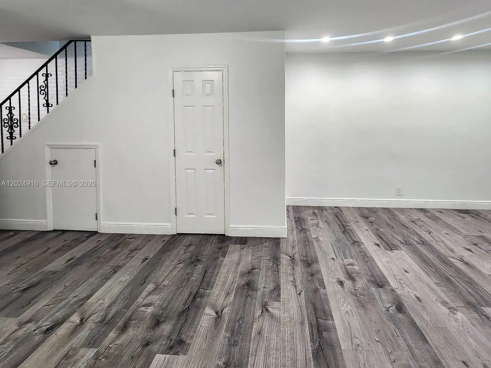 2 bedroom 1 bath Residential Lease for rent at 2460 Taylor St # 1C, Hollywood FL 33020