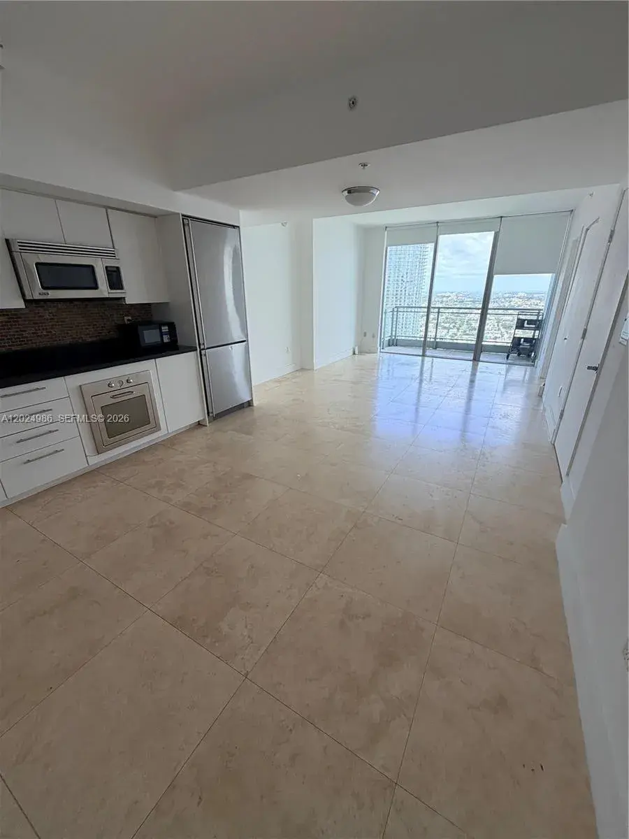 1 bedroom 1 bath Residential Lease for rent at 92 SW 3rd St # 3909, Miami FL 33130