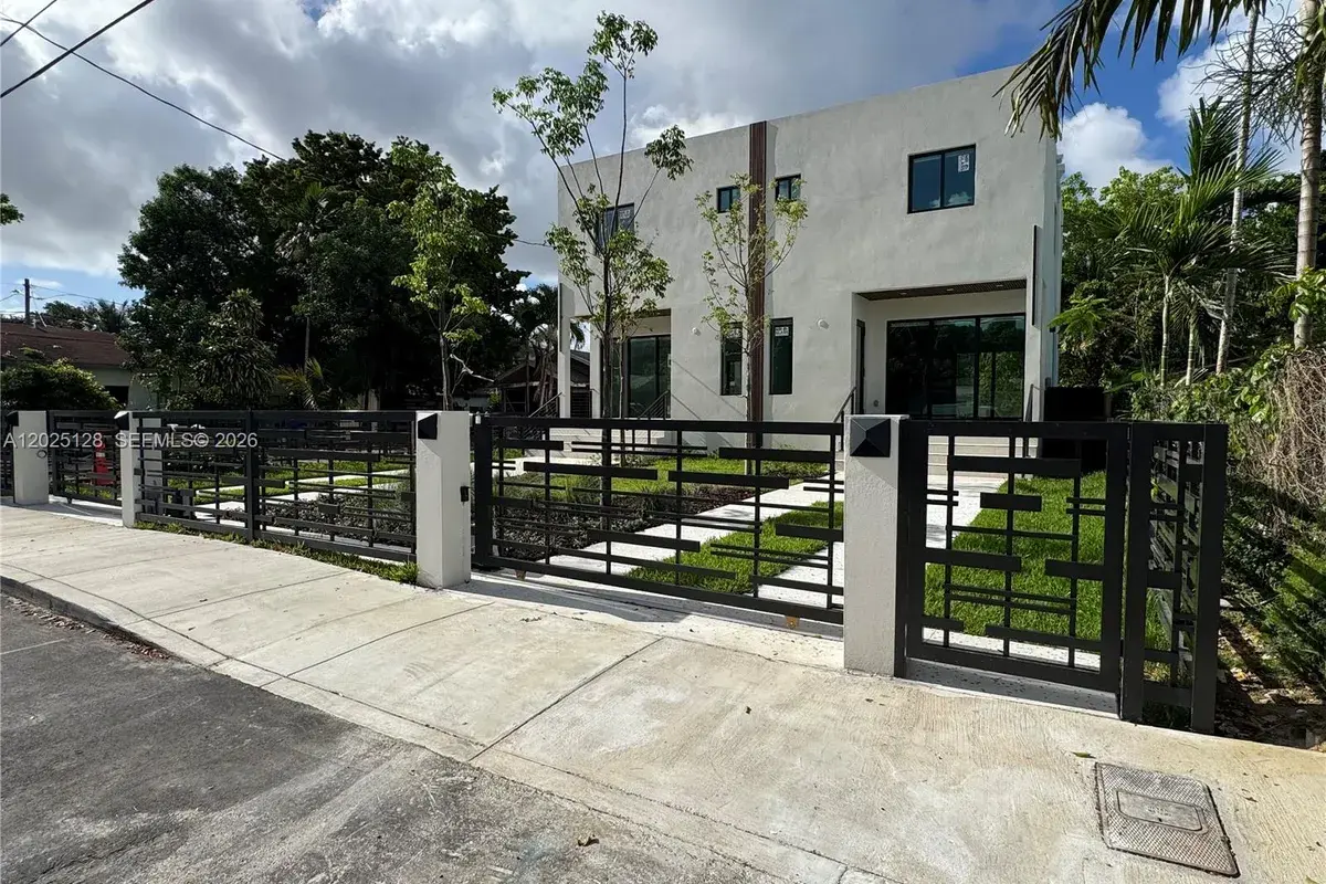 1924 NW 27th St, Miami FL 33142